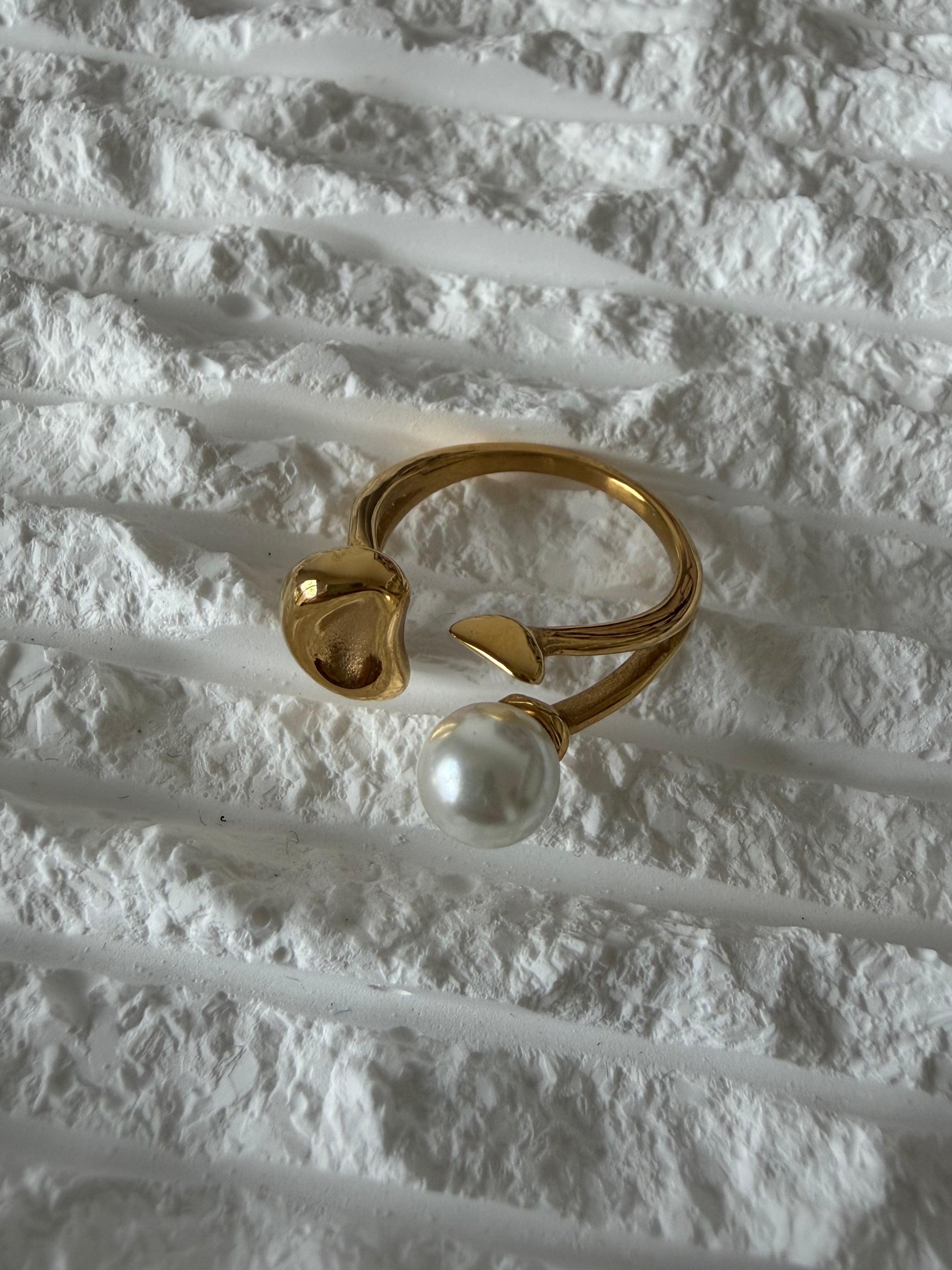 Solana pearl gold ring